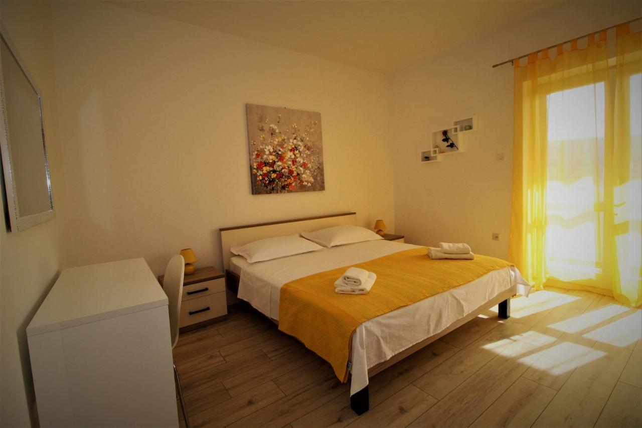 Apartments And Rooms With Parking Space Pag - 13060 파그 외부 사진