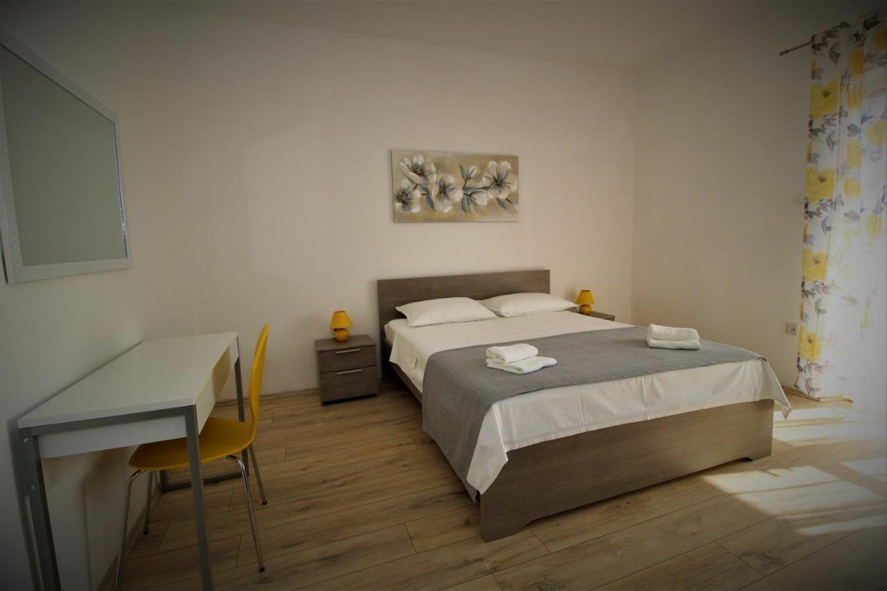 Apartments And Rooms With Parking Space Pag - 13060 파그 외부 사진